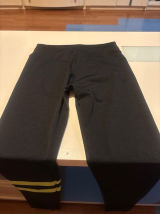 Mallas negras con rayas verdes