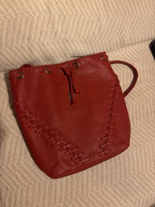 Mochila bolso roja con tachuelas