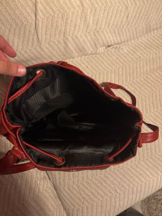 Mochila bolso roja con tachuelas