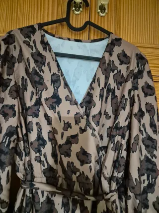 Vestido estampado leopardo cruzado