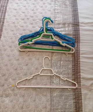 8 Perchas de plástico de colores