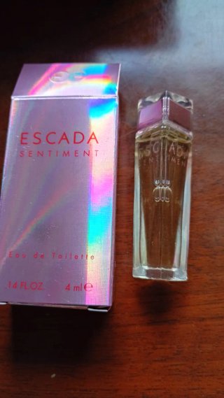 Miniaturas de Perfumes llenos , sin usar.