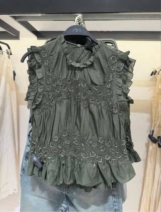 Blusa bordada con abalorios zara