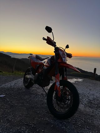 KTM 690 SMC R 2024 Supermotard