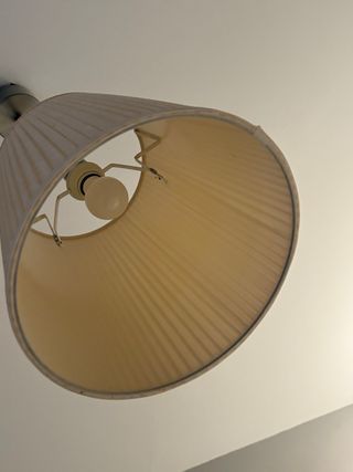 Lámpara de techo beige y plateada
