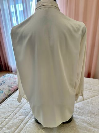 Camisa beige/blanca bordada con perlas