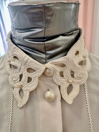 Camisa beige/blanca bordada con perlas