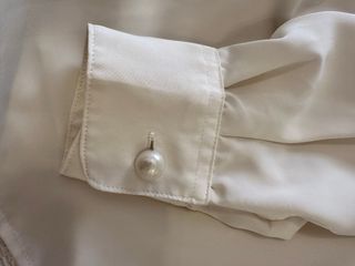 Camisa beige/blanca bordada con perlas