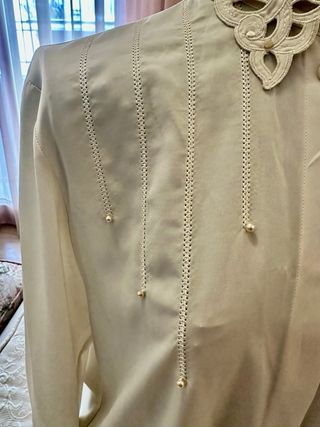 Camisa beige/blanca bordada con perlas