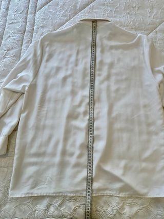 Camisa beige/blanca bordada con perlas