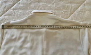 Camisa beige/blanca bordada con perlas