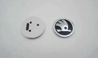 EMBLEMA DELANTERA CAPOT SKODA 90MM