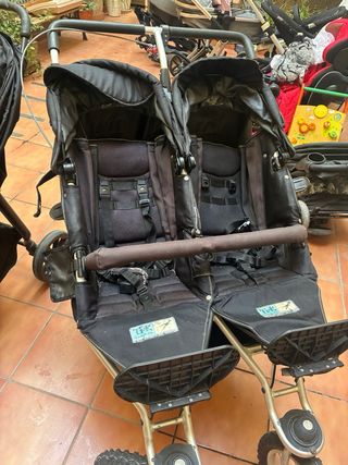Carro gemelar negro