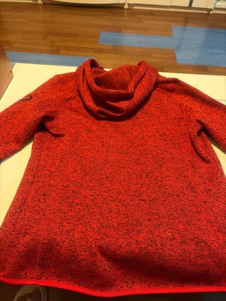 Chaqueta roja con capucha y cremallera