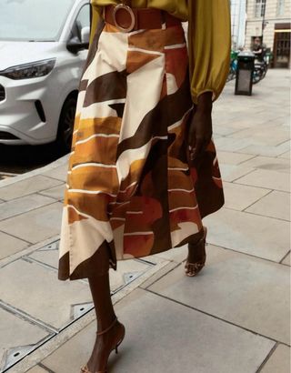 Falda midi estampada cinturón Zara