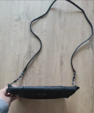 Bolso negro acolchado con cadena