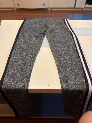 Mallas deportivas grises con rayas