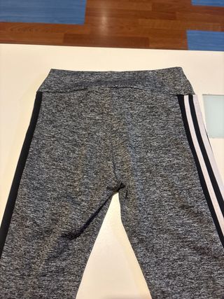 Mallas deportivas grises con rayas