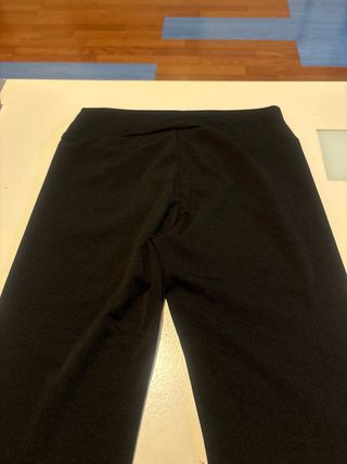 Mallas negras con bandas naranjas