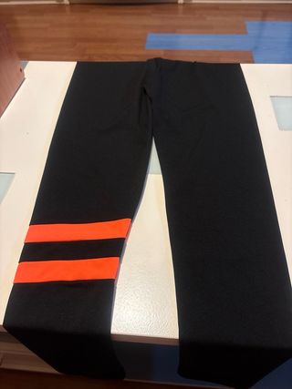 Mallas negras con bandas naranjas