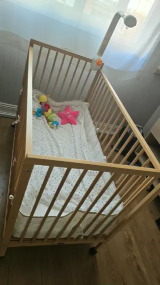 Cuna de madera IKEA para bebé