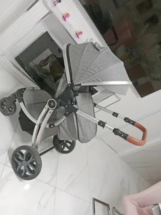 Carrito de bebé elegante gris
