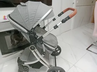 Carrito de bebé elegante gris
