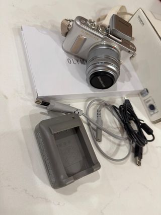 Olympus PEN E-PL8 Prata/Bege