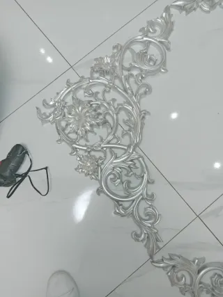 Adorno decorativo plateado para espejo
