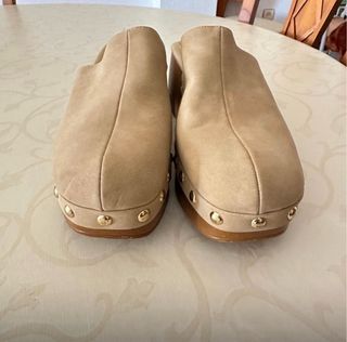 Zuecos Bershka Beige Tachuelas