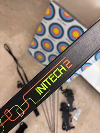 Arco Initech 2 con accesorios, 6 flechas y diana