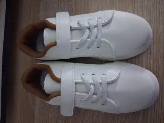 Sapatilhas de criança brancas da capivara. Nr 30