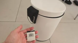 Cubo de basura metálico blanco y negro