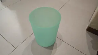 Cubo de basura metálico blanco y negro