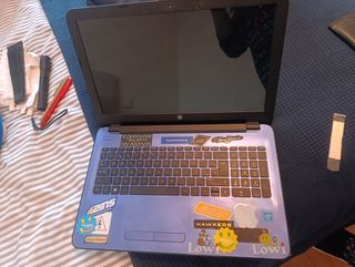 Ordenador HP azul/morado