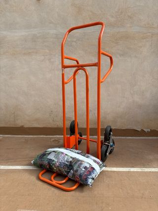 Carretilla naranja 3 ruedas para escaleras.