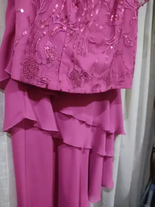 Traje de fiesta fucsia con pedrería Madrina T48