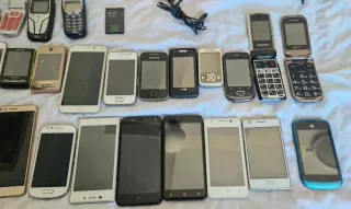 Lote 33 telefonos moviles cargadores y auriculares