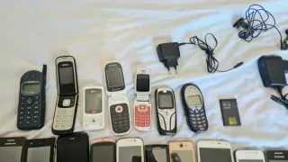 Lote 33 telefonos moviles cargadores y auriculares