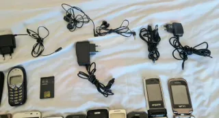 Lote 33 telefonos moviles cargadores y auriculares