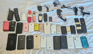 Lote 33 telefonos moviles cargadores y auriculares