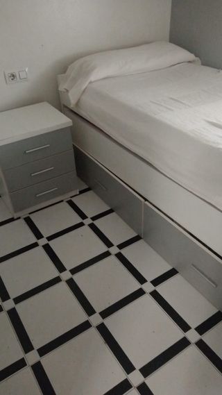 Cama nido plateada y blanca con mesita de noche