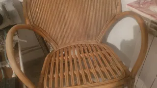 Sillas de caña y madera