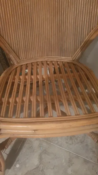 Sillas de caña y madera