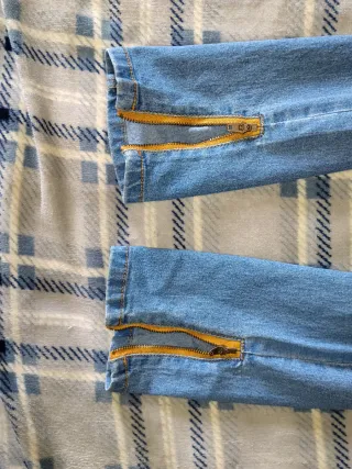 Pantalón vaquero azul con cremallera