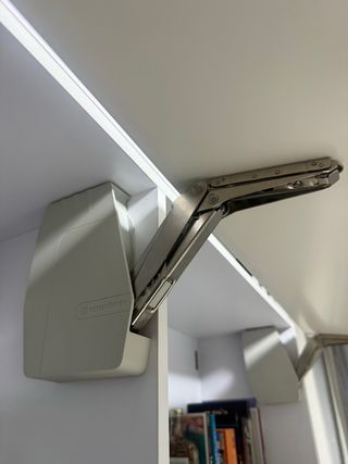 Mueble TV lacado blanco y pizarra