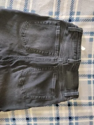 Pantalón vaquero negro desgastado