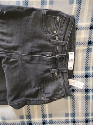 Pantalón vaquero negro desgastado