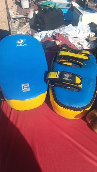 Pala de boxeo azul y amarilla