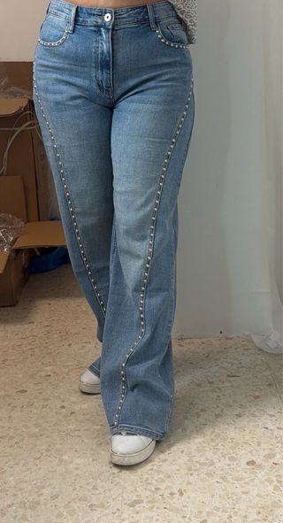 Pantalones vaqueros anchos con tachuelas